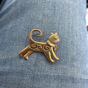 Elegant Gold Tone Cat Brooch